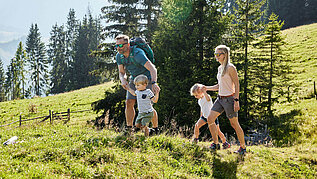 Wandern im Salzburger Land: Familie wandert auf dem Goldegg mit dem Ziel einer kleinen Pause in der Meiselsteinalm.